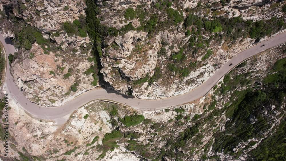 une route sinueuse au milieu des rocher avec des voitures et des moto une route sinueuse au milieu des rocher avec des voitures et des moto
