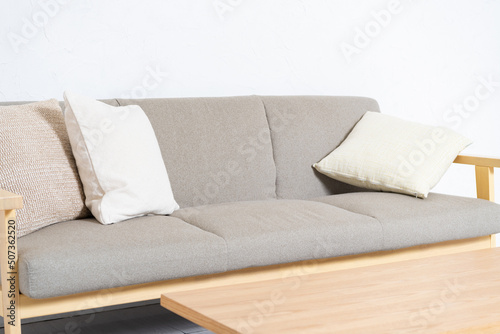リビングに置かれているソファ © garage38