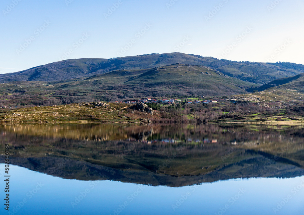 Montaña reflejada en el embalse de Salas. Muiños, Ourense, España.