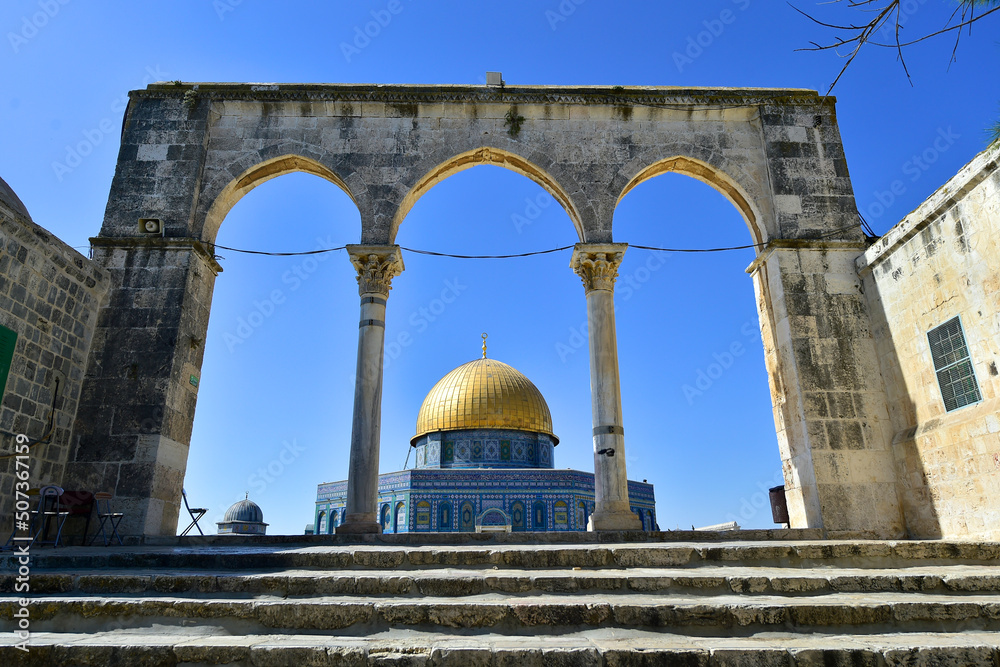 Fototapeta premium Beautiful mosque Dome of the rock situated on the temple mound in Jerusalem, Israel in a beautiful sunny day with blue sky.