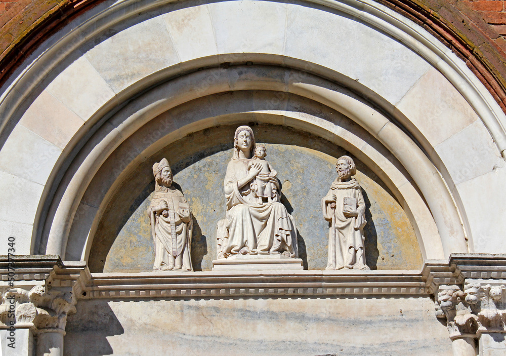 Madonna in trono tra i Santi Ambrogio e Benedetto; lunetta del portale dell'Abbazia di Viboldone presso Milano