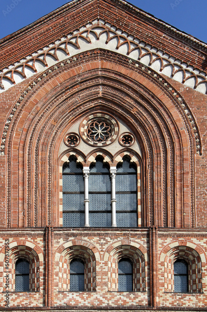 elegante trifora in facciata della chiesa di San Francesco maggiore a Pavia