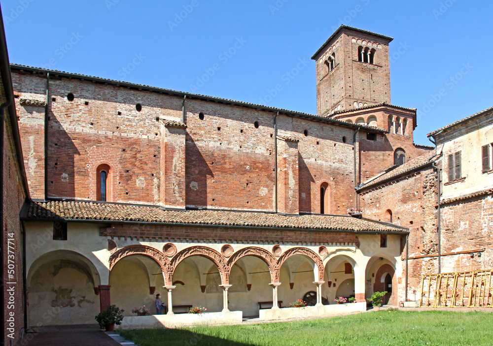 il fianco sud della chiesa di San Lanfranco a Pavia con i resti del chiostro