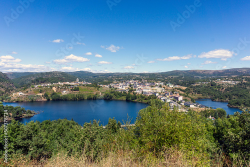 Vista panor  mica del pueblo de Viana do Bolo. Ourense  Espa  a.