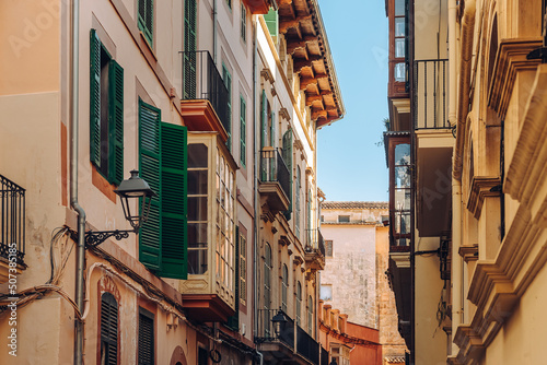 Fototapeta Naklejka Na Ścianę i Meble -  Old streets of the Spanish city of Palma de Mallorca. traditional balcony