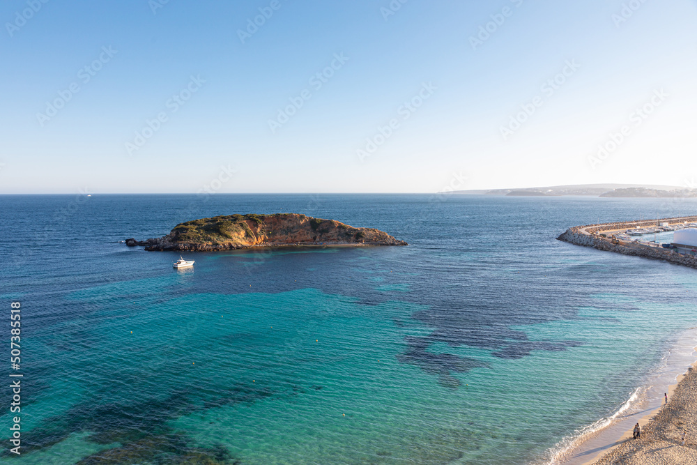 Playa de Portals, junto a puerto Portals, en Mallorca (Islas Baleares, España).