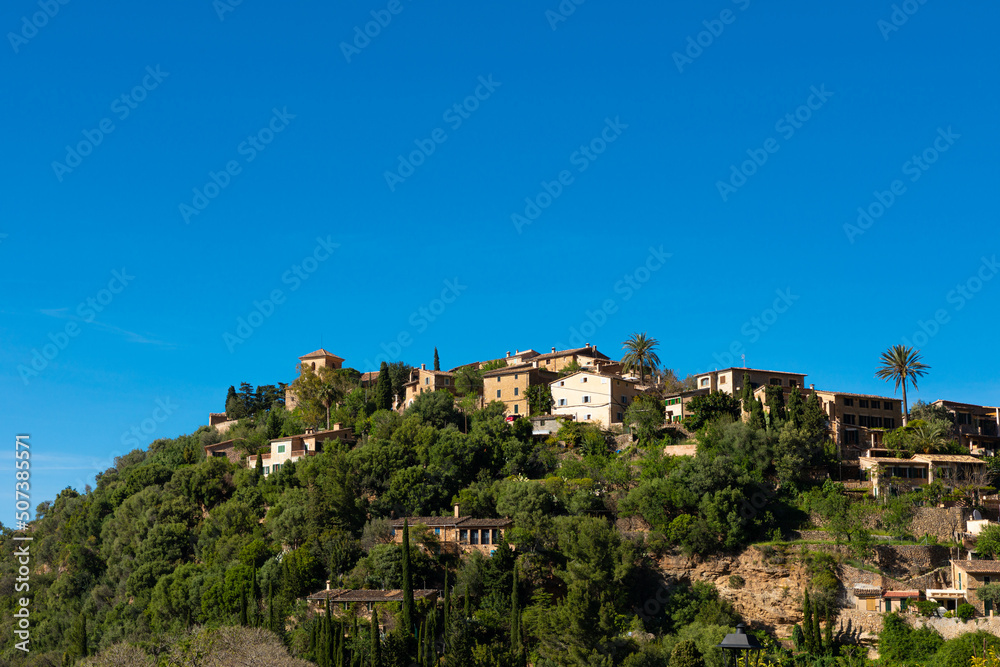 Deià, un bonito pueblo con casas de piedra en las montañas de la Serra de Tramuntana de Mallorca (Islas Baleares, España)