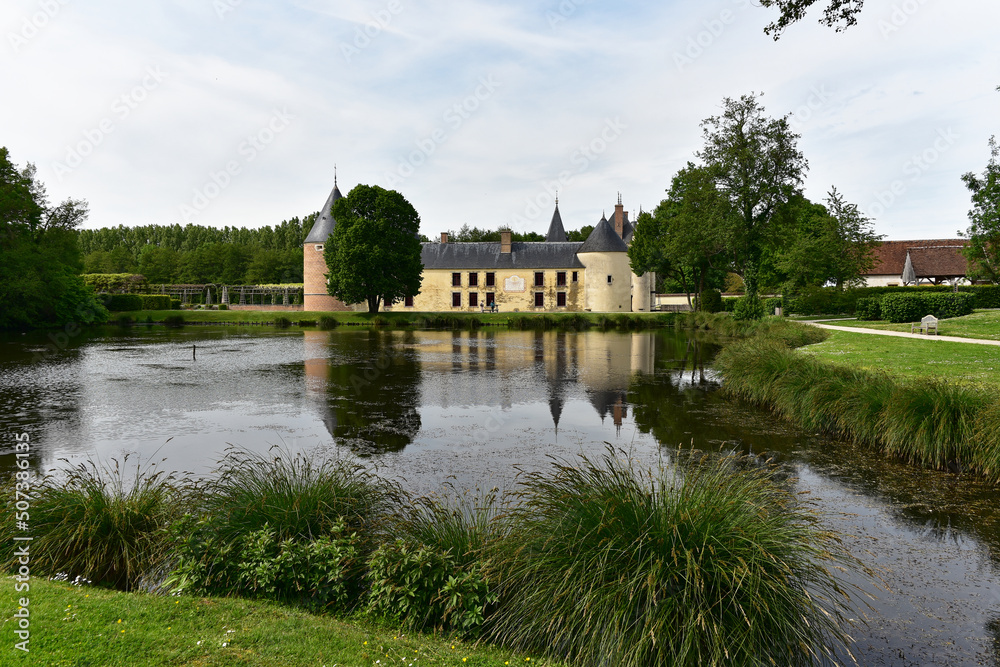 Fototapeta premium Frankreich - Chilleurs-aux-Bois - Château de Chamerolles - Schlosspark