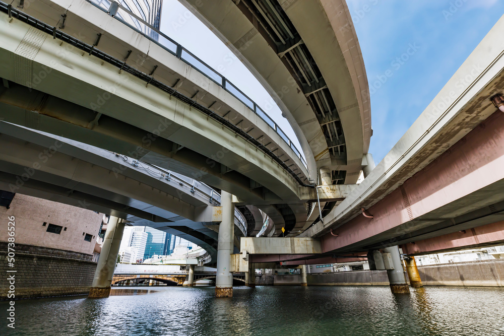 Fototapeta premium 東京の川を航行する船から見る風景