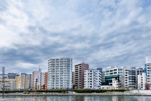 東京の湾岸エリアに建つビル群 © taka