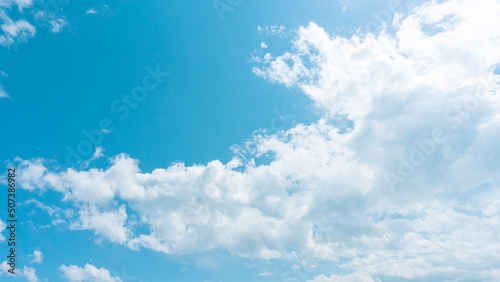 夏の空と雲の背景素材