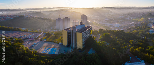 Prefeitura de Jundiai ao amanhecer, 26-05-2022. Campanha maio amarelo