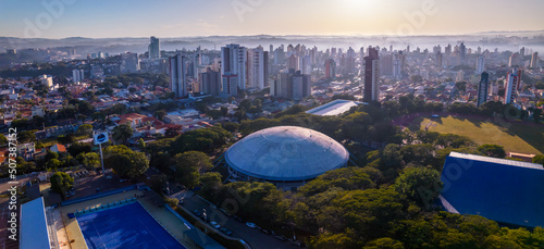 Fototapeta Naklejka Na Ścianę i Meble -  Complexo esportivo Bolão em Jundiaí, vista com drone, ao fundo vemos a cidade de Jundiaí.