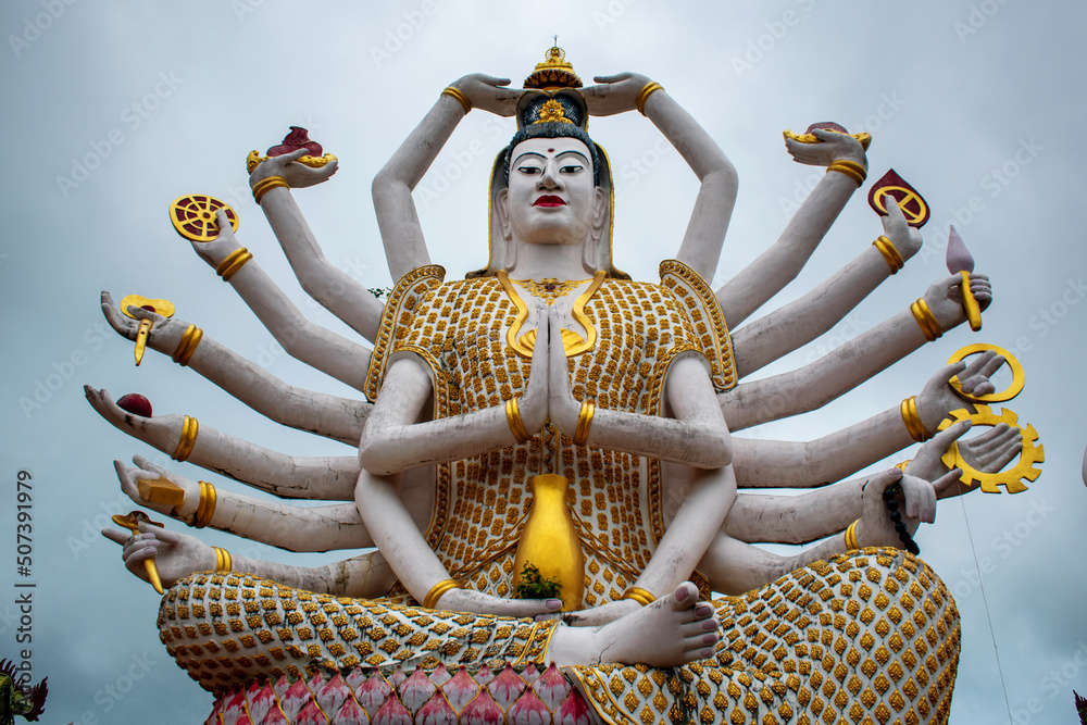 Obraz premium Vista de entrada de templo Wat Plai Laem, en isla Koh Samui, Tailandia. Gran buda con muchas manos