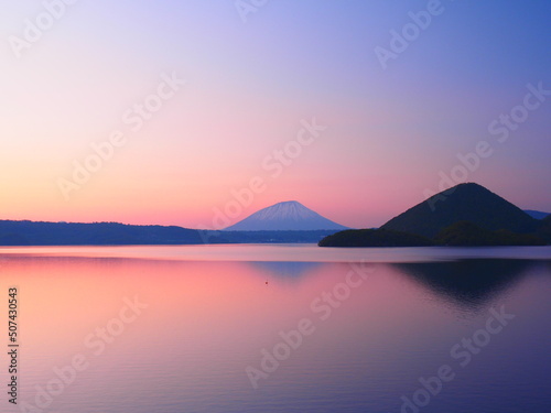 北海道の絶景 初夏の洞爺湖の夕暮れ