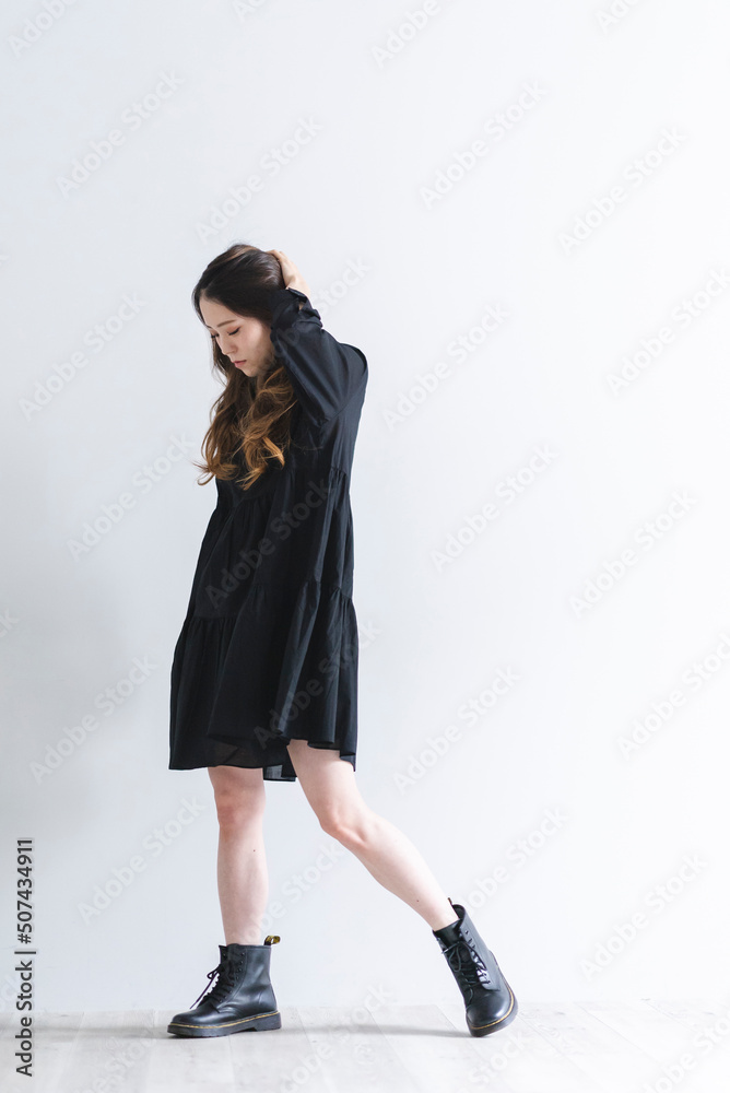 黒いワンピースを着たロングヘアの女性 黒いワンピースを着たロングヘアの女性