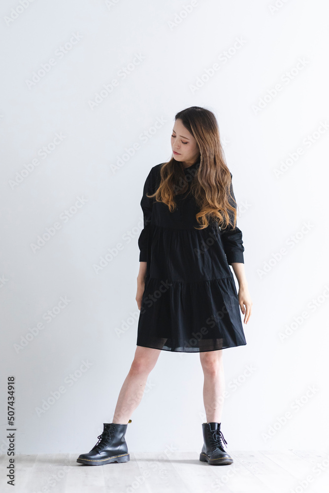 黒いワンピースを着たロングヘアの女性 黒いワンピースを着たロングヘアの女性