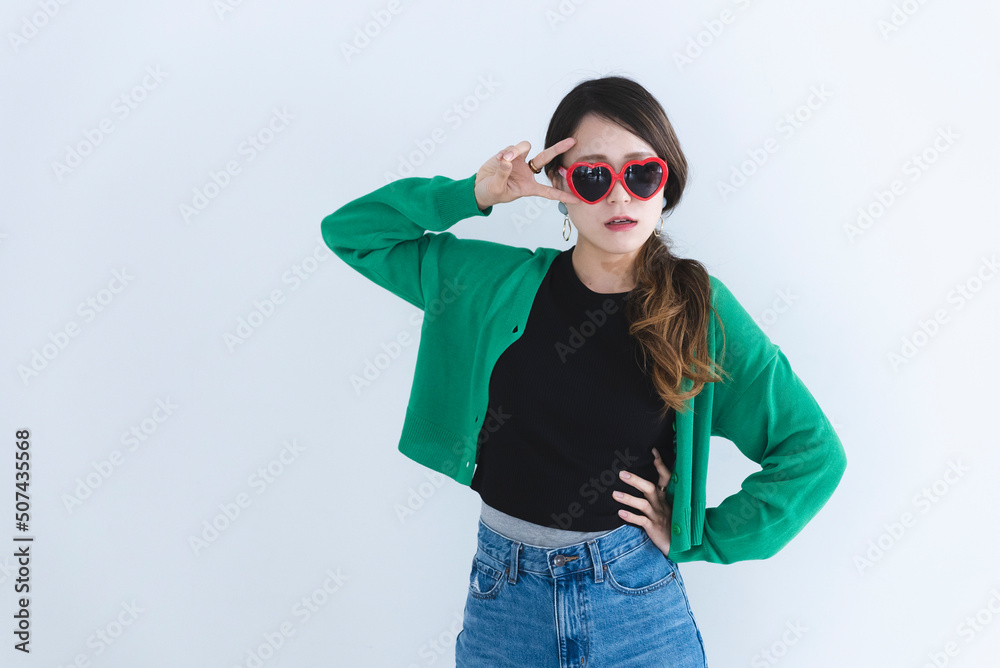 ハートのサングラスをかけた女性 ハートのサングラスをかけた女性