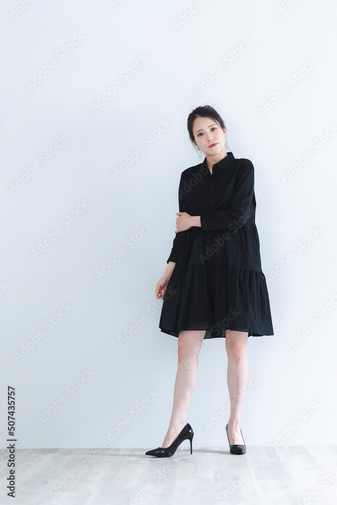 黒いワンピースを着たクールな女性 黒いワンピースを着たクールな女性