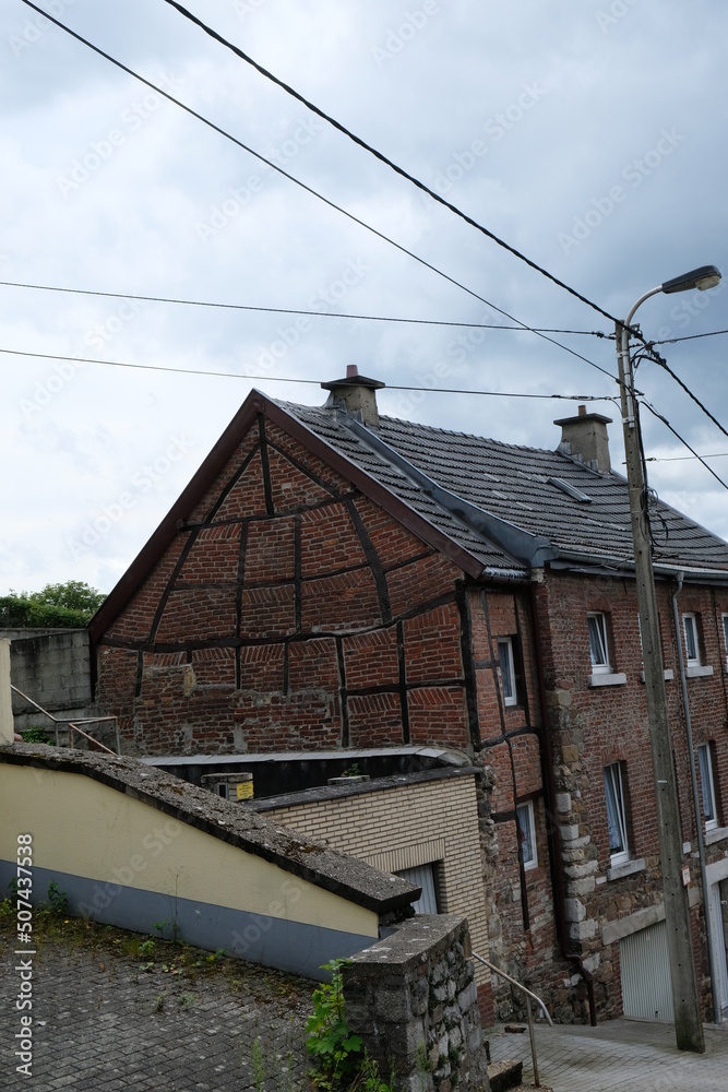 FU 2020-07-26 Belgien ruck 217 Altes Fachwerkhaus mit Stromleitungen auf dem Dach