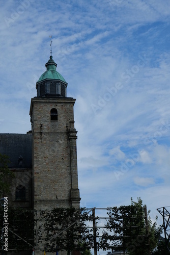FU 2020-07-26 Belgien ruck 414 Kirchturm unter leicht bewölktem Himmel © Sabine