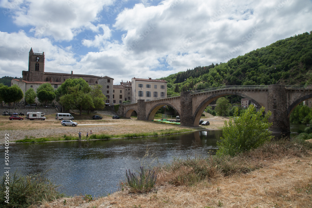 Pont franchissant la rivière Allier dans la petite ville de Lavoûte-Chilhac