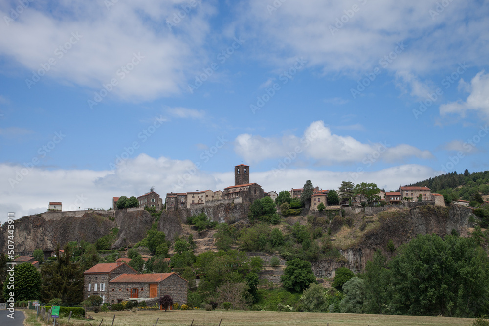 Panorama sur le village touristique de Chilhac perché sur une ancienne coulée volcanique (Haute-Loire Auvergne)