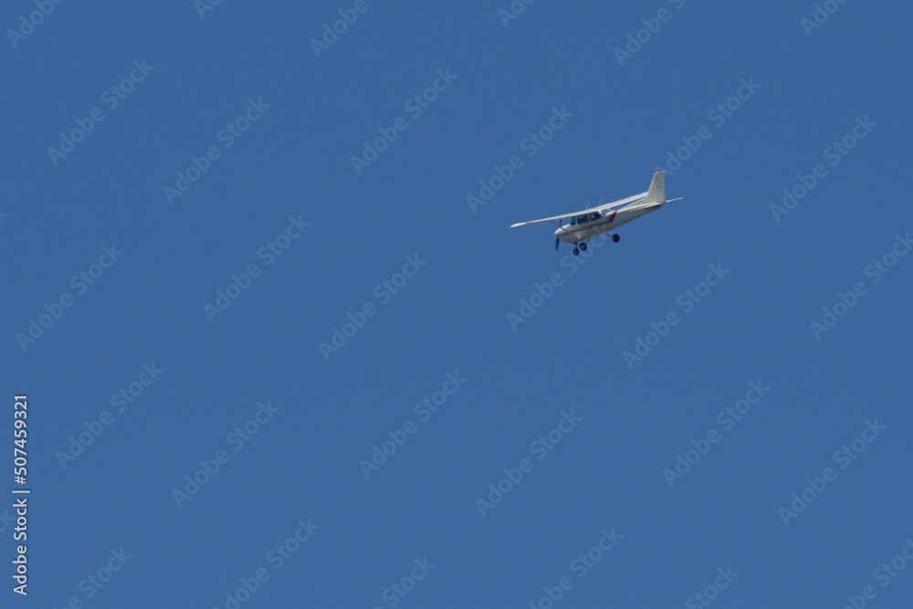 東京港区南青山2丁目を小型飛行機が飛ぶ 東京港区南青山2丁目を小型飛行機が飛ぶ