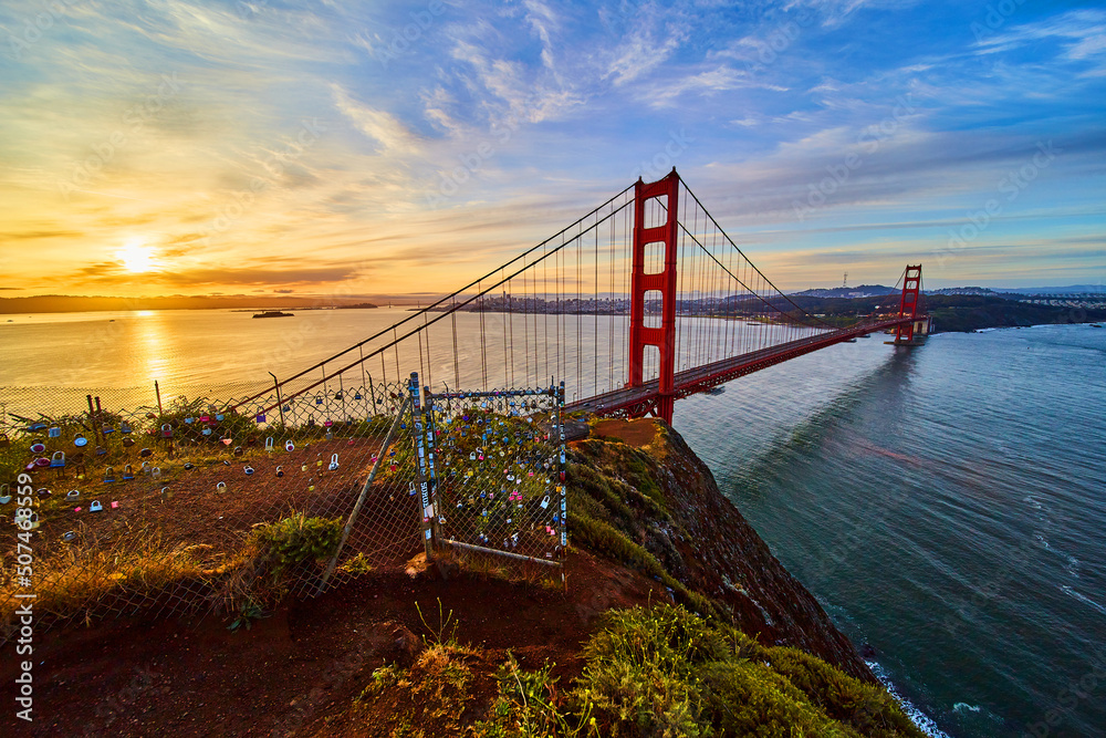 Fototapeta premium California iconic Golden Gate Bridge at sunrise