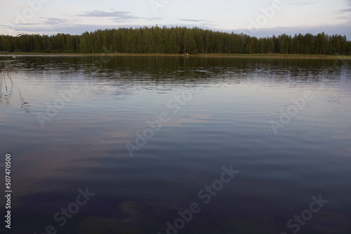 Ruhiger See am Sommerabend