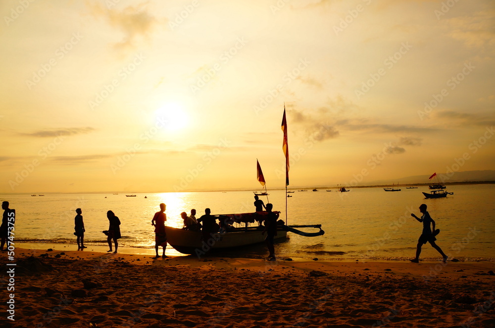 Sonnenuntergang Strand Indonesien mit Boot und Menschen