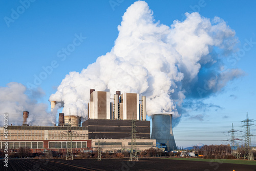 Centrale thermique à charbon de Weisweiler en Rhénanie en Allemagne. Dégagement de vapeur des tours de refroidissement dans l'atmosphère photo