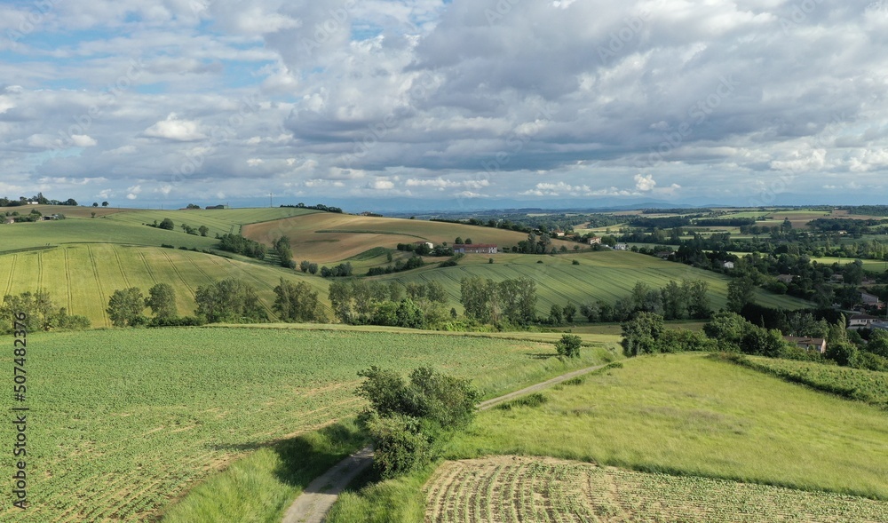 Obraz premium moulin en vent surplombant la campagne française