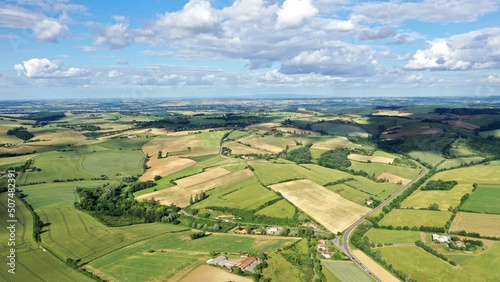 moulin en vent surplombant la campagne française