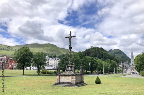 Basilique, église et sanctuaire de lourdes en France, ville de pèlerinage