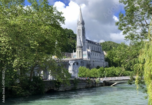 Basilique, église et sanctuaire de lourdes en France, ville de pèlerinage photo