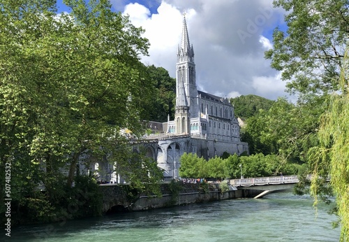 Fotografia Basilique, église et sanctuaire de lourdes en France, ville de pèlerinage