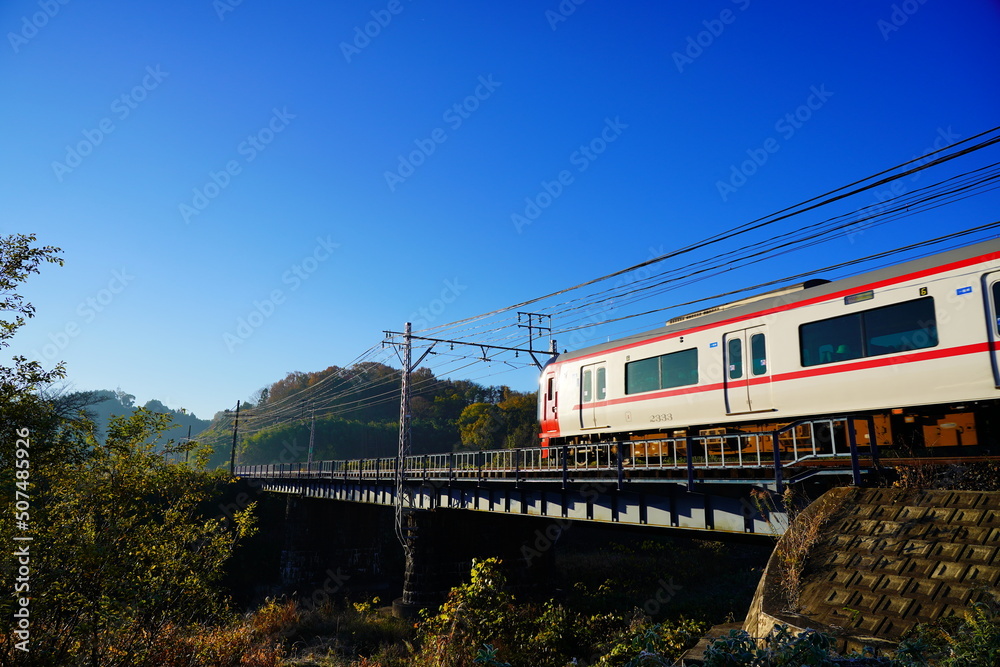 鉄橋を渡り始める、朝日が当たった名鉄電車【広見線】