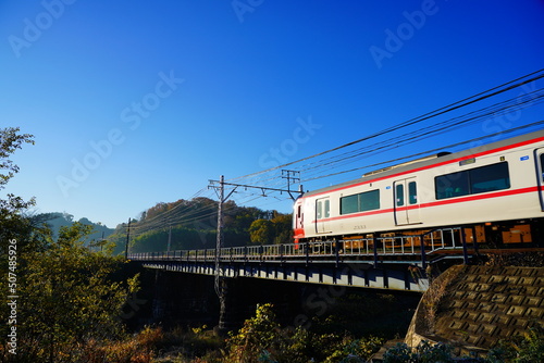 鉄橋を渡り始める、朝日が当たった名鉄電車【広見線】
