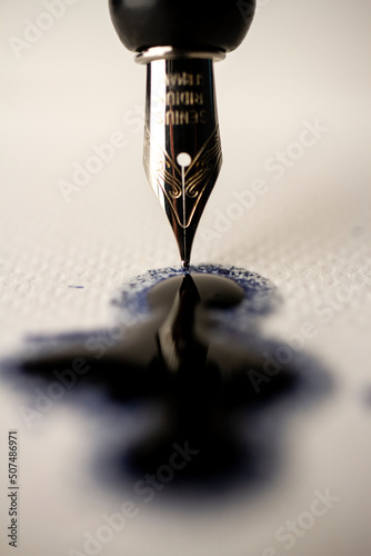 Penna stilografica con macchia di inchiostro di china photo