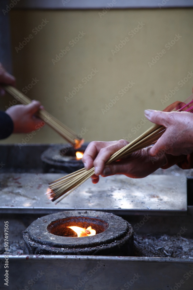 中国寺院で線香を献香する Stock Photo | Adobe Stock