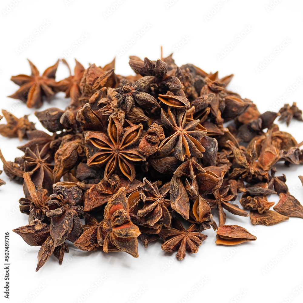 Obraz premium Heap of dried star anise isolated on white background. spot focus.