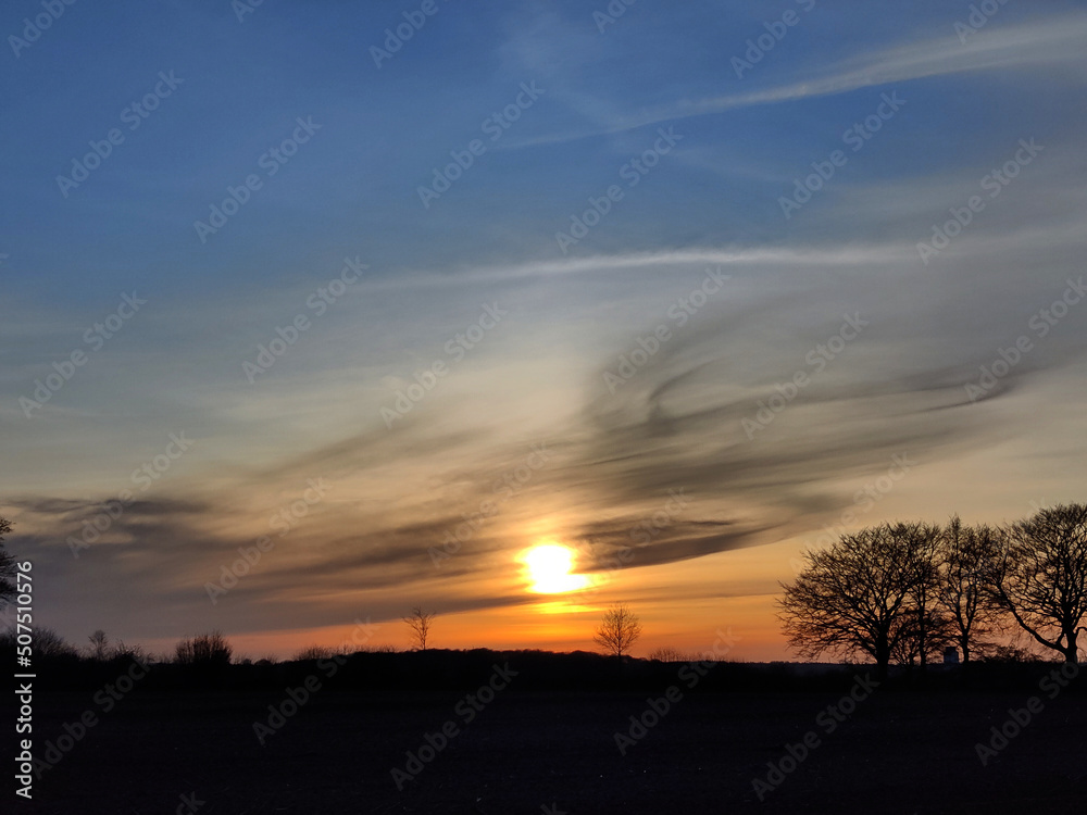 Romantisches Abendrot Sonnenuntergang auf dem flachen Land in Norddeutschland Romantisches Abendrot Sonnenuntergang auf dem flachen Land in Norddeutschland