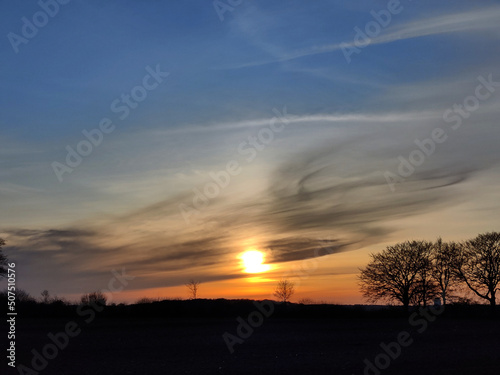 Romantisches Abendrot Sonnenuntergang auf dem flachen Land in Norddeutschland