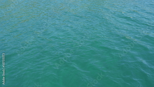 Photo prise d'une mer verte ou bleu turquoise, près de la rade de Brest, liquide, transparent et réflexion soleil, eau vert ou bleu turquoise