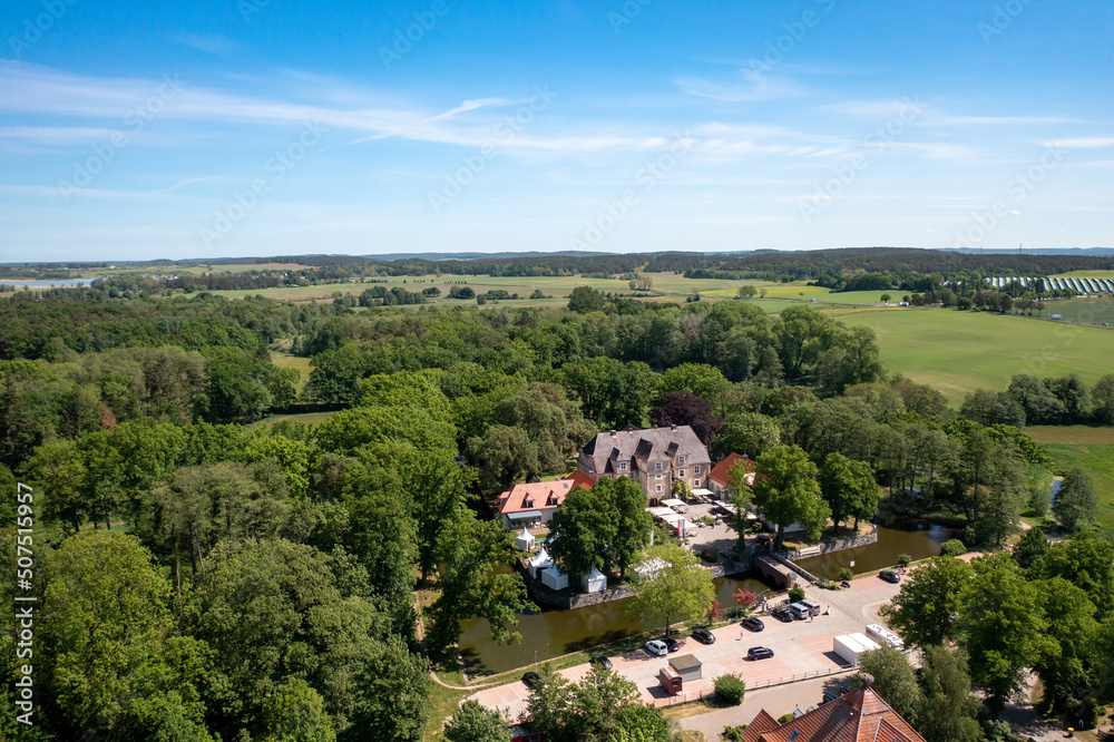 Obraz premium Wasserschloss Mellenthin auf der Insel Usedom aus der Luft