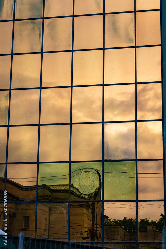 Obraz premium Reflection of the sunset on windows of financial offices building in downtown Lexington, Kentucky