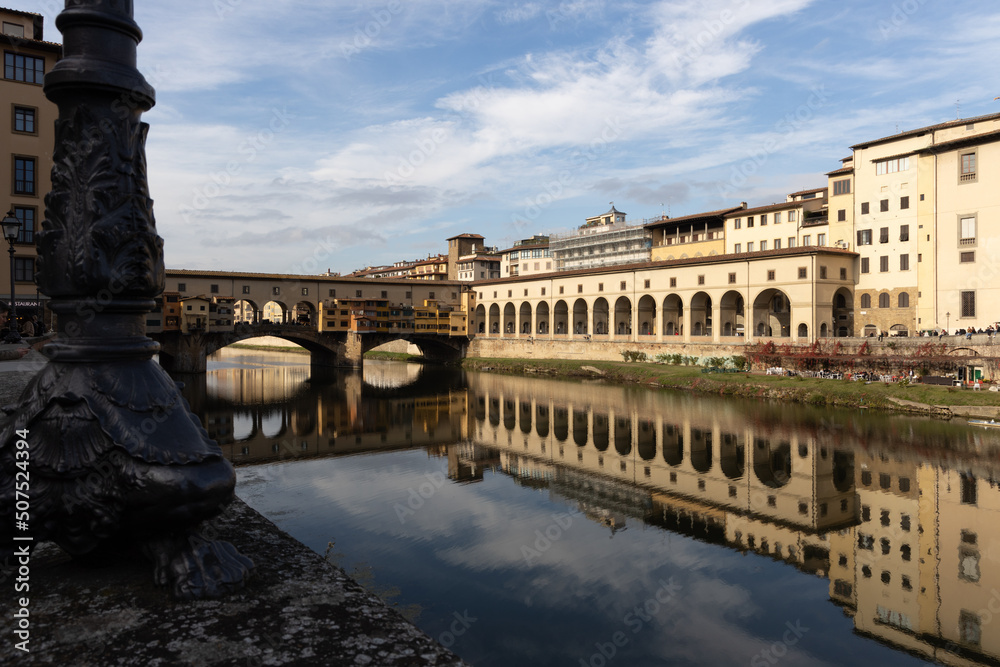 Florenz - Spiegelung am Arno mit Ponte Vecchio - Italien