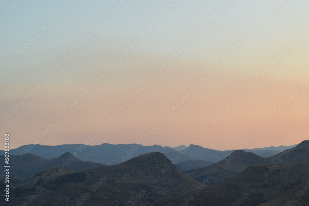 Atardecer en cerro con niebla