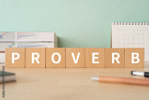 Tapety artystyczne 諺・格言のイメージ｜「PROVERB」と書かれた積み木が置かれたデスク